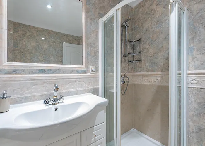 797 Rentals- Renovado Piso En El Paseo Maritimo *