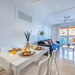 797 Rentals- Renovado Piso En El Paseo Maritimo アパート フエンヒロラ
